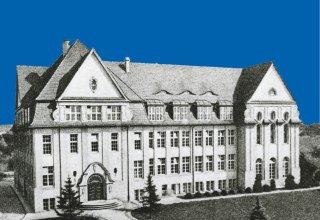 Das Schulgeb&auml;ude des Lyzeums, heute Gotthold-Ephraim-Lessing-Gymnasium Neubrandenburg, in schwarz-wei&szlig; vor blauem Hintergrund. // &copy; Vier-Tore-Stadt Neubrandenburg