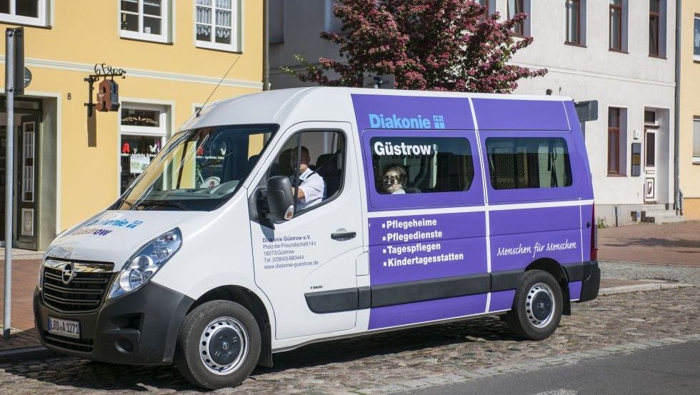 In den geräumigen Fahrzeugen sind auch Rollstuhltransporte möglich. // © Jörn Lehmann Photograph In den geräumigen Fahrzeugen sind auch Rollstuhltransporte möglich. // © Jörn Lehmann Photograph