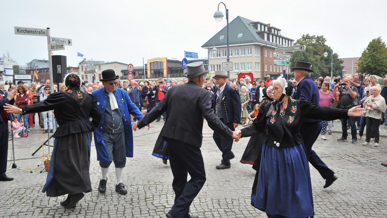 Historische Trachten und Tänze präsentiert vom Warnemünde Verein // © Joachim Kloock Historische Trachten und Tänze präsentiert vom Warnemünde Verein // © Joachim Kloock