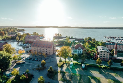 Blick aus der Luft auf Neustrelitz mit See im Hintergrund // In Neustrelitz parkt das Reisemobil auf dem Stellplatz am Stadthafen – nah am Wasser. // © MV-T/Gänsicke Blick aus der Luft auf Neustrelitz mit See im Hintergrund