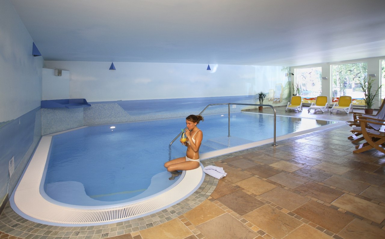 VINETA Wellness: Sauna, Dampfbad, Kosmetik- und Massage-Studio. Schwimmbad mit Whirlbank und Schwall- und Gegenstromanlage. // &copy; Vineta Hotels