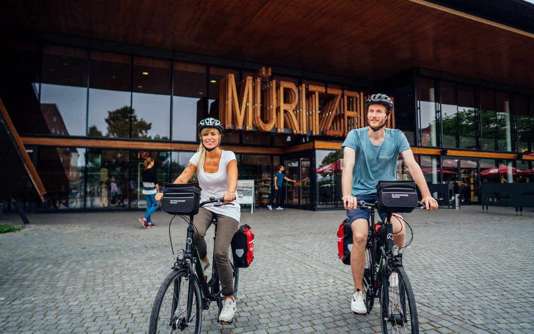 Mit dem Fahrrad zum M&uuml;ritzeum in Waren (M&uuml;ritz) // &copy; MV-T/G&auml;nsicke