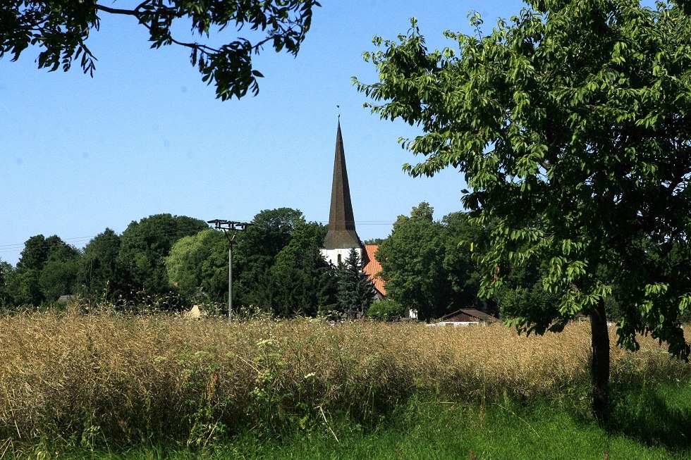 Blick auf den Turm der Groß Bisdorfer Kirche, © Sabrina Wittkopf-Schade