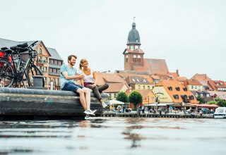 Zwischenstopp mit dem Fahrrad im Hafen von Waren (Müritz) // © MV-T/Gänsicke Zwischenstopp mit dem Fahrrad im Hafen von Waren (Müritz) // © MV-T/Gänsicke