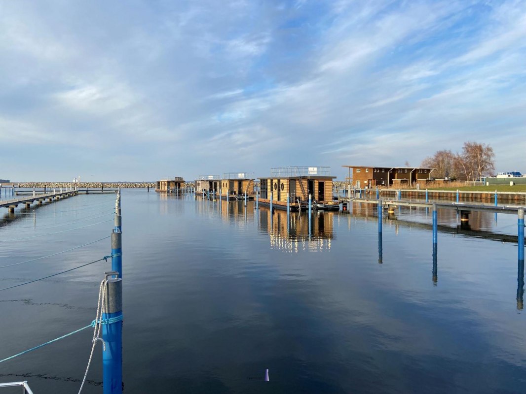 Blick auf die Hausboote im Hafen // © FjordLink Blick auf die Hausboote im Hafen // © FjordLink