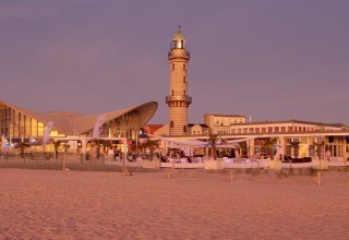 Warnem&uuml;nder Wahrzeichen - Leuchtturm und Teepott // &copy; Carsten Pescht