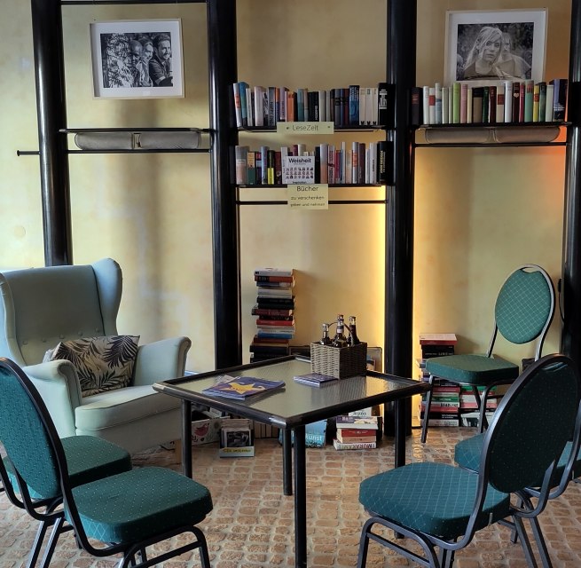 &copy; Angelika Warning