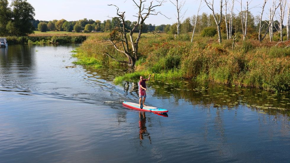 Reizen met de SUP - Stand Up Paddle Board op de Peene bij Demmin in Mecklenburg-Vorpommern.
Mecklenburgse merengebied, © TMV/Sebastian Hugo Witzel Reizen met de SUP - Stand Up Paddle Board op de Peene bij Demmin in Mecklenburg-Vorpommern.
Mecklenburgse merengebied, © TMV/Sebastian Hugo Witzel