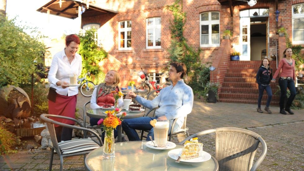 Gäste im Freien beim Kaffeetrinken // © MV-T/Foto@Andreas-Duerst.de Gäste im Freien beim Kaffeetrinken // © MV-T/Foto@Andreas-Duerst.de