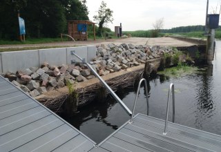 Ein Schwimmanleger erleichtert das Ein- und Aussetzen // &copy; Martin Hagemann