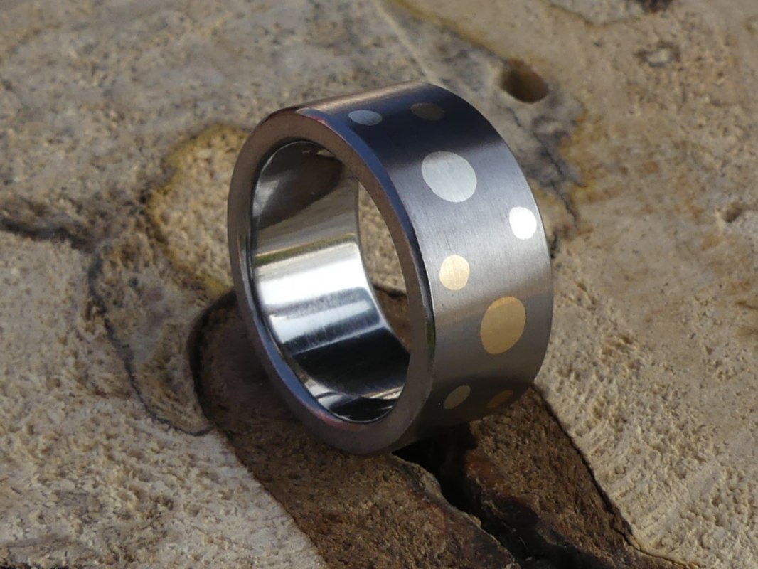 Ring // &copy; Vivien Hellweg