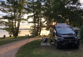 &Uuml;ber 60 Stellpl&auml;tze direkt am Seeufer, viele weitere mit Seeblick durch die interessierte Lage am Ostufer. Wir haben eine Onlinebuchung, bei der man sich seinen Wunschplatz direkt reservieren kann., &copy; ZweiSeen.de