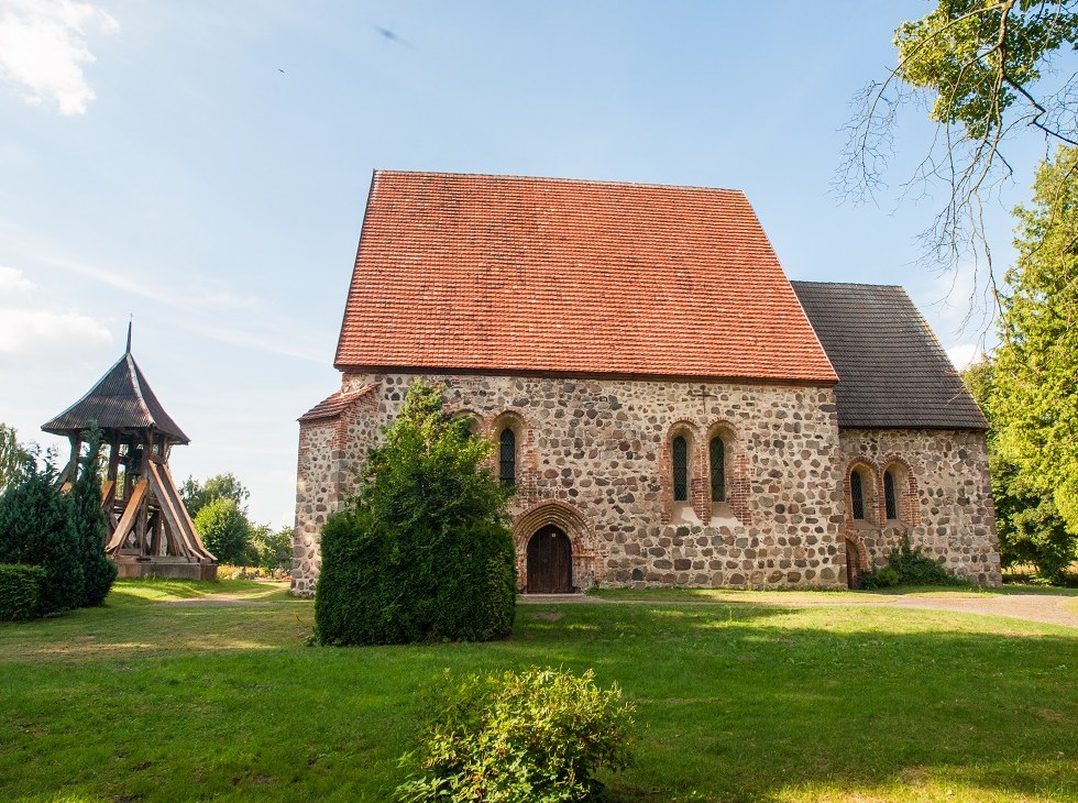 Dorfkirche Thelkow mit Glockenturm, © Frank Burger Dorfkirche Thelkow mit Glockenturm, © Frank Burger