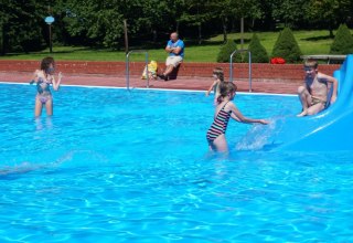 Schwimmbad Kirch Baggendorf mit 50 m Bahn, großer Spielwiese und Sportmöglichkeiten // © Amt Recknitz-Trebeltal Schwimmbad Kirch Baggendorf mit 50 m Bahn, großer Spielwiese und Sportmöglichkeiten // © Amt Recknitz-Trebeltal