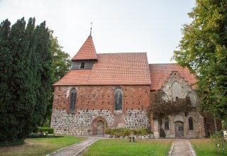 Die Kirche Hanstorf gehört zur Kirchengemeinde Parkentin. // © Frank Burger Die Kirche Hanstorf gehört zur Kirchengemeinde Parkentin. // © Frank Burger