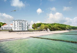 Das Luxushotel direkt am Strand umfasst ein Ensemble aus sechs klassizistischen Gebäuden im ersten deutschen Seebad., © Grand Hotel Heiligendamm