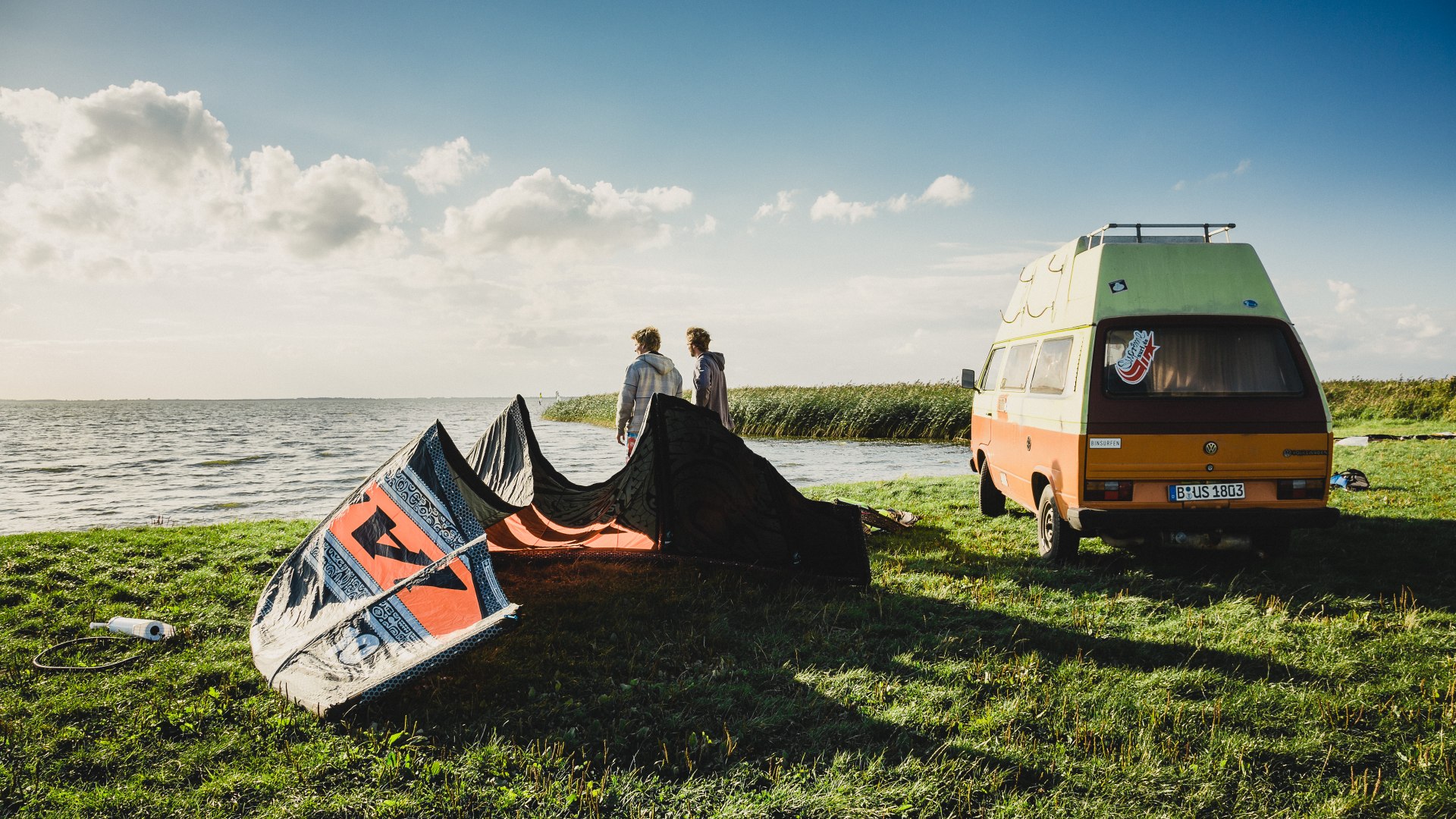 Mit dem Bulli direkt an den Surfspot fahren zum Surfen. // &copy; MV-T/Roth