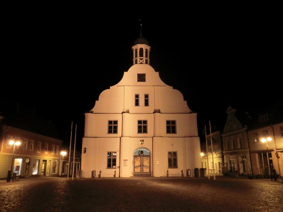 Das Historische Wolgaster Rathaus bei Nacht. // © Baltzer Das Historische Wolgaster Rathaus bei Nacht. // © Baltzer