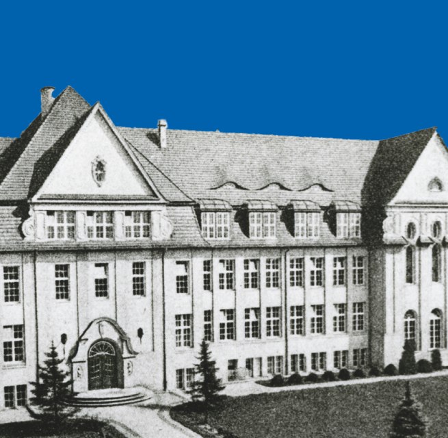 Das Schulgebäude des Lyzeums, heute Gotthold-Ephraim-Lessing-Gymnasium Neubrandenburg, in schwarz-weiß vor blauem Hintergrund. // © Vier-Tore-Stadt Neubrandenburg Das Schulgebäude des Lyzeums, heute Gotthold-Ephraim-Lessing-Gymnasium Neubrandenburg, in schwarz-weiß vor blauem Hintergrund. // © Vier-Tore-Stadt Neubrandenburg