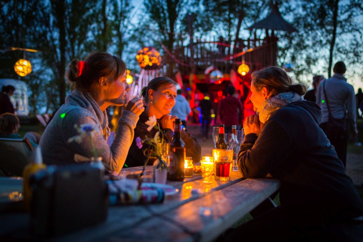 Tikibar am Abend // &copy; ummaii.de