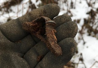 Fundfrisch: Eine neue Fibel aus Badow. // &copy; Foto /Ausschnitt: Olaf Wiegel