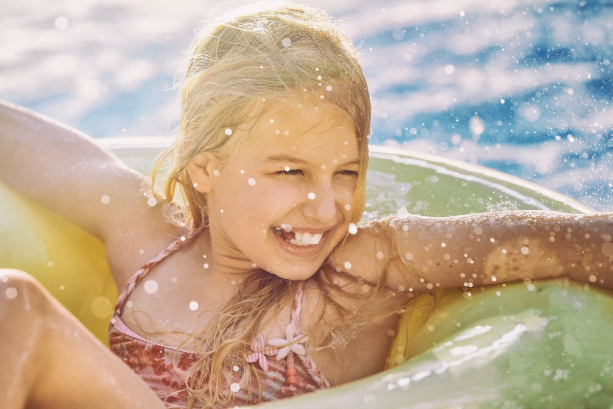 M&auml;dchen im Schwimmring // &copy; Pocha Burwitz