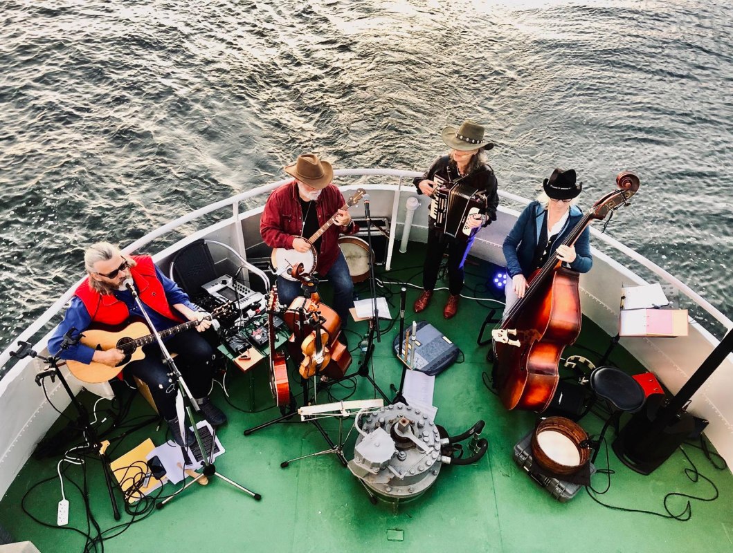 Die beliebte Usedomer Band "Irish Cowboys" am Heck der MS Nordost mitten auf dem Stettiner Haff. // © Sarah Stuth Die beliebte Usedomer Band "Irish Cowboys" am Heck der MS Nordost mitten auf dem Stettiner Haff. // © Sarah Stuth