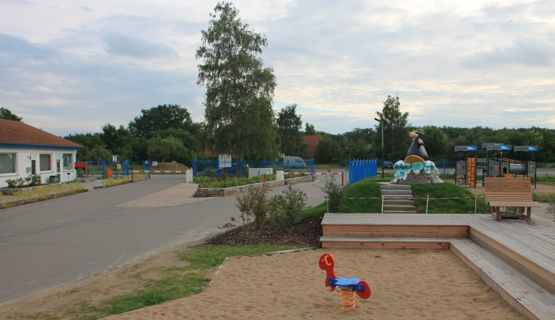 Eingangsbereich mit Maskottchen Lossi und Spielplatz, © Ferien- und Freizeitpark/Jastrow