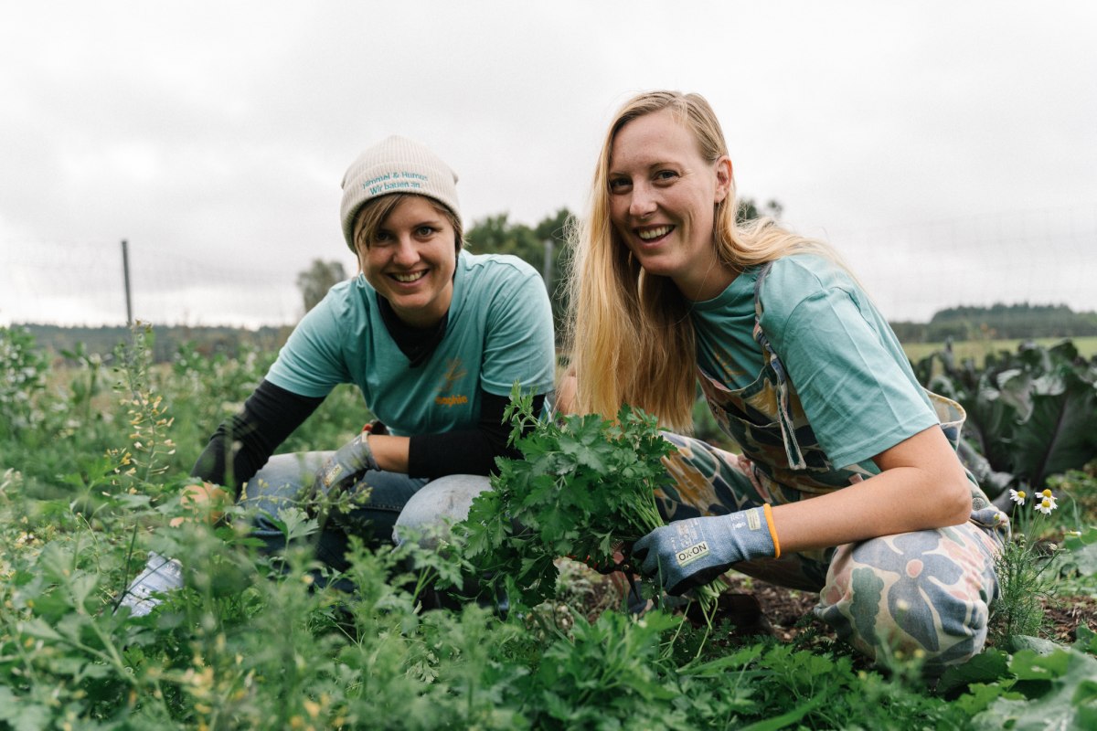 Ceri und Sophie beim Kräuter ernten // © Michael Taterka Ceri und Sophie beim Kräuter ernten // © Michael Taterka