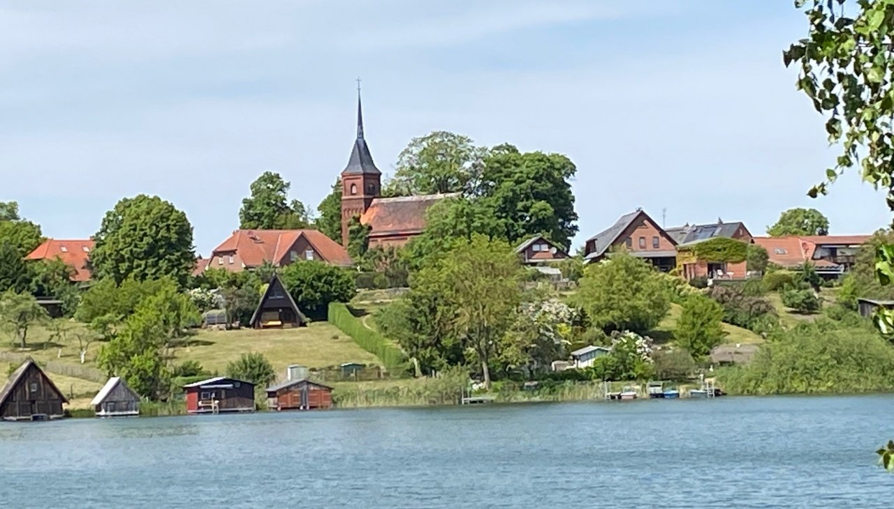 Kirche Wustrow, © Amt Mecklenburgische Kleinseenplatte Kirche Wustrow, © Amt Mecklenburgische Kleinseenplatte