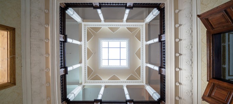 Treppe mit Galerie im Schlossgut Gorow // © Domusimages Treppe mit Galerie im Schlossgut Gorow // © Domusimages