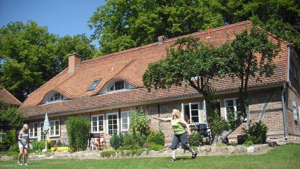 Im großen Garten mit Liege- und Tobewiese gemeinsam aktiv sein // © Landhaus im Grünen/Kästner Im großen Garten mit Liege- und Tobewiese gemeinsam aktiv sein // © Landhaus im Grünen/Kästner