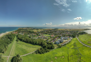 Die Apartmentanlage &bdquo;Zwei Wasser&ldquo; &ndash; Das Zuhause an der Ostsee im idyllischen Ostseebad Wustrow auf dem Dar&szlig; // &copy; K&K Ferienimmobilien GmbH & Co.KG