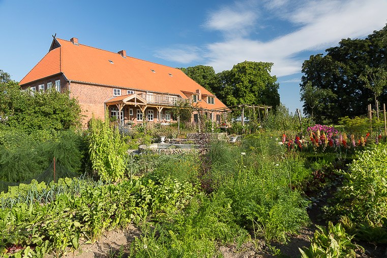 Der Kastanienhof inmitten des historischen Bauerngartens. // &copy; &copy; Hans-Joachim Kahl