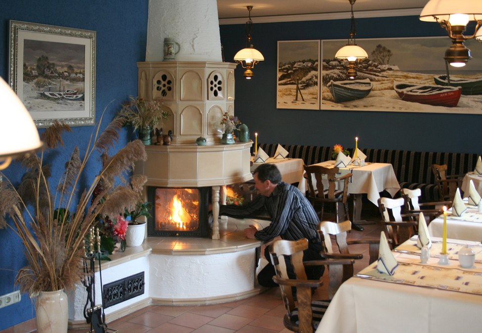 Gem&uuml;tliche Stunden am Kamin verzaubern am Ende eines kalten Wintertages, &copy; Robert Niche