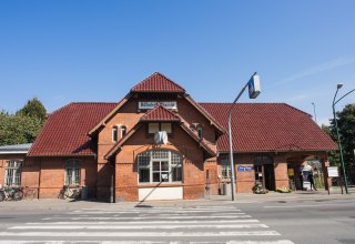 Das Empfangsgeb&auml;ude des Bahnhofs Wismar., &copy; Frank Burger