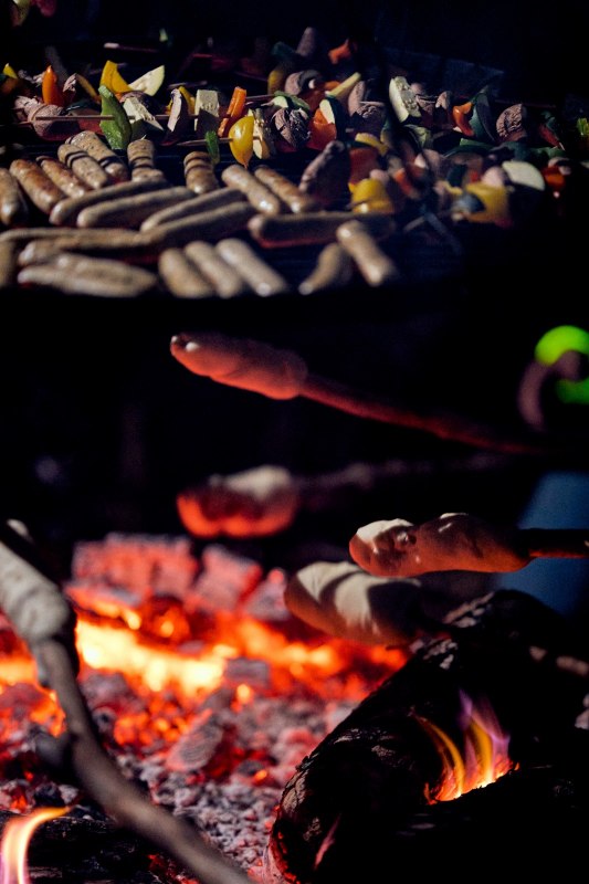 Gemeinsames Grillen und Stockbrot &uuml;ber dem Feuer, &copy; Johanna Franke