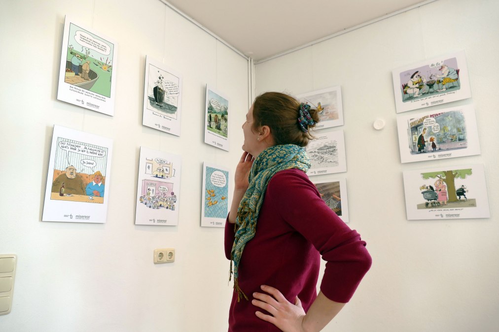 Schmunzelnde Besucherin in der Karikaturenausstellung „Glänzende Aussichten“., © D. Foitlänger, Biosphärenreservatsamt Schaalsee-Elbe Schmunzelnde Besucherin in der Karikaturenausstellung „Glänzende Aussichten“., © D. Foitlänger, Biosphärenreservatsamt Schaalsee-Elbe