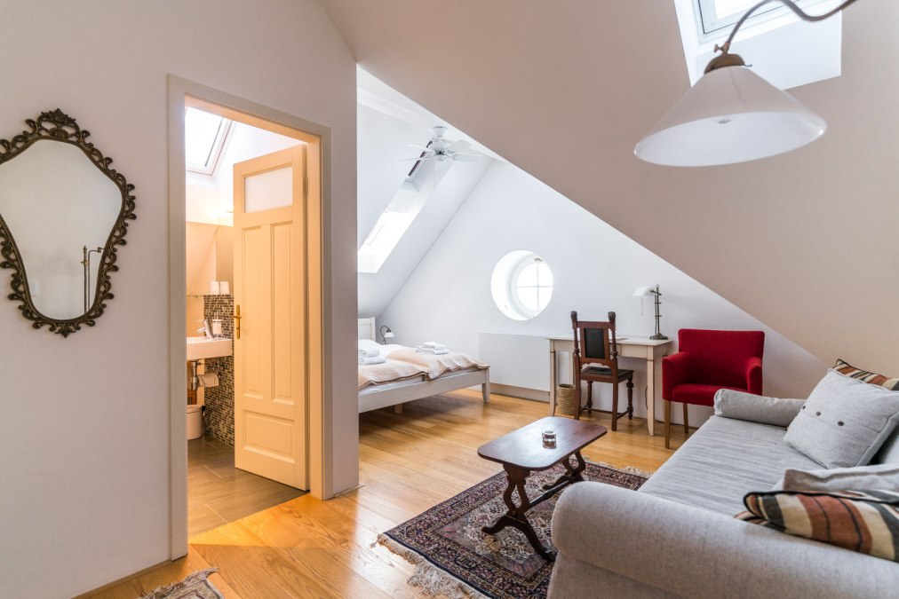 Inzicht in een van de 30 kamers. De stijlvolle, warme elegantie van het landhuis, de reflectie op kloosterlijke contemplatie en de hoogwaardige kamerinrichting, teruggebracht tot het essentiële, ondersteunen je op je reis naar binnen, op zoek naar rust en ontspanning., © Kloster Gut Saunstorf Inzicht in een van de 30 kamers. De stijlvolle, warme elegantie van het landhuis, de reflectie op kloosterlijke contemplatie en de hoogwaardige kamerinrichting, teruggebracht tot het essentiële, ondersteunen je op je reis naar binnen, op zoek naar rust en ontspanning., © Kloster Gut Saunstorf