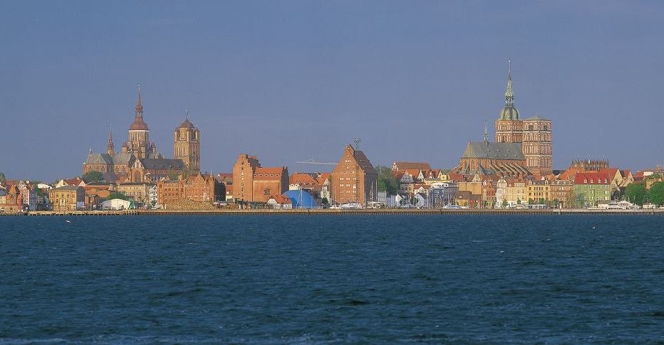 Stolz wachen die Backsteinriesen St. Nikolai, St. Marien und St. Jakobi &uuml;ber Stralsund, &copy; TMV/Grundner