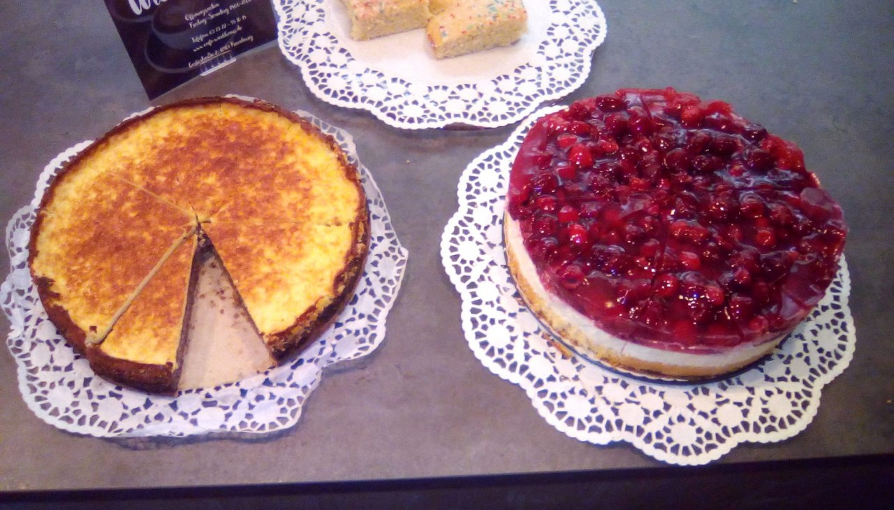 Jedes Wochenende wechselt das Kuchen und Tortenangebot(Hier Mohneierschecke, Streuselkuchen und eine Himbeersahnetorte), &copy; Tom Augustyniak