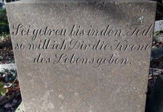 Grabinschrift St.-J&uuml;rgen-Friedhof // &copy; Angela Pfennig