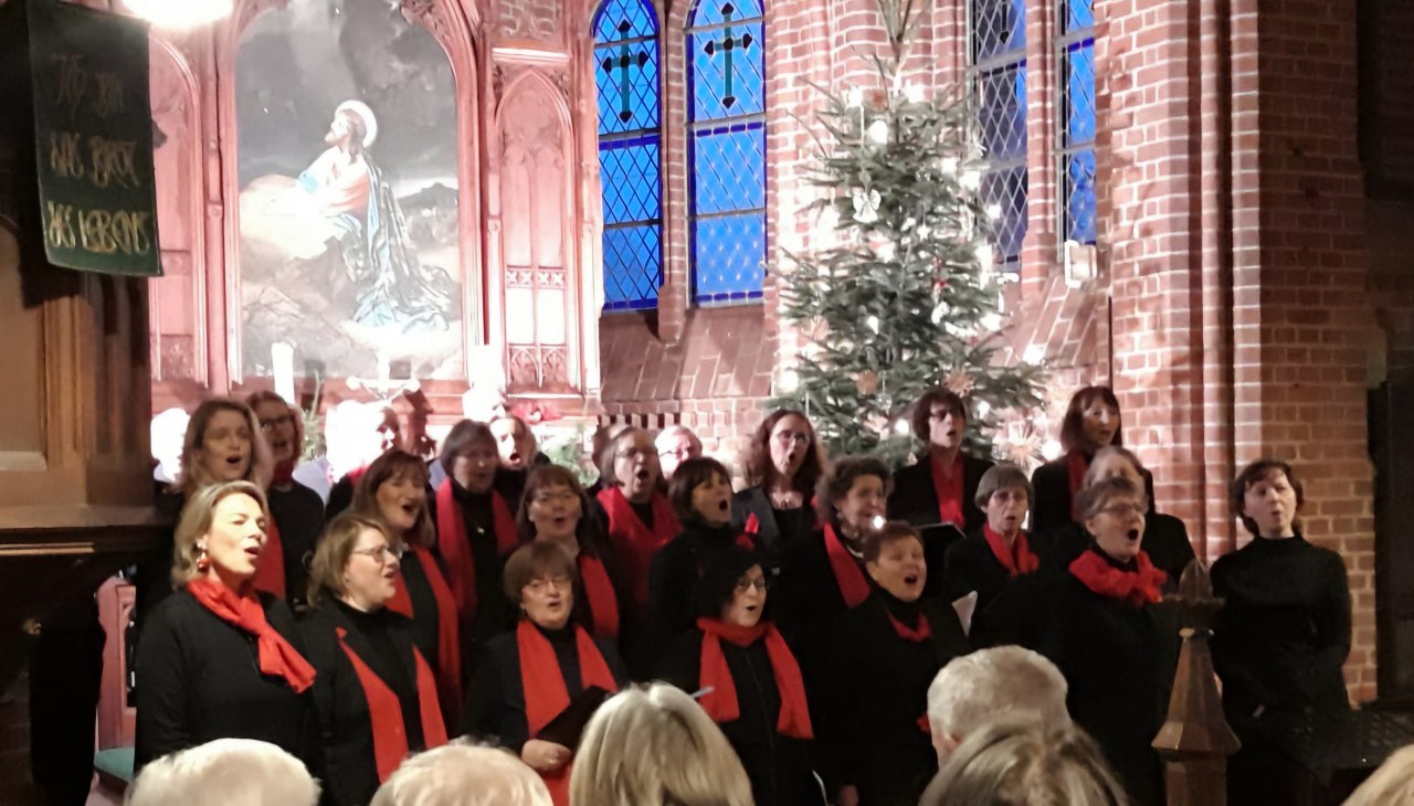 Auftritt 2024 Dorfkirche Sukow, © Polizeichor Schwerin e.V. Auftritt 2024 Dorfkirche Sukow, © Polizeichor Schwerin e.V.