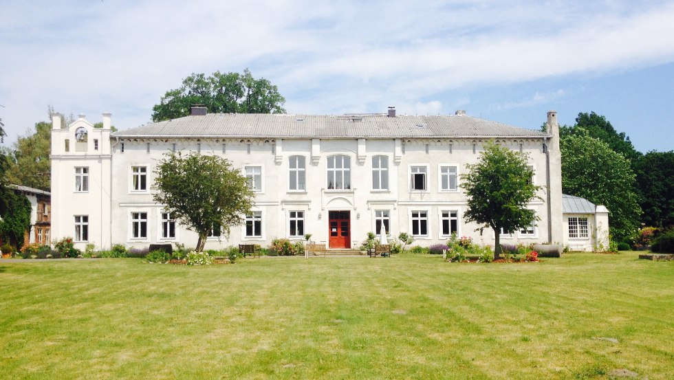 Eines der &auml;ltesten Herrenh&auml;user Mecklenburgs liegt direkt am Meer und Salzhaff in Roggow. // &copy; Herrenhaus Roggow