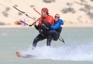 Jede Menge Spaß beim "Huckepack" Kitesurfen // © Oceanblue Watersports Jede Menge Spaß beim "Huckepack" Kitesurfen // © Oceanblue Watersports