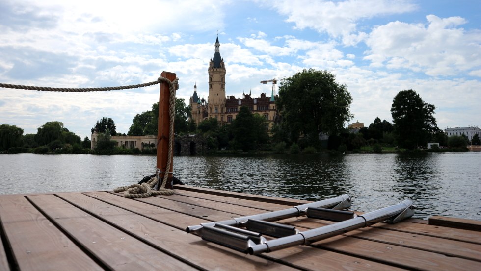 Das prächtige Schloss in Schwerin von der Wasserseite aus bestaunen // © MV-T/S. H. Witzel Das prächtige Schloss in Schwerin von der Wasserseite aus bestaunen // © MV-T/S. H. Witzel