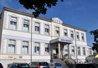 Direkt an der Ahlbecker Promenade, nah der Seebr&uuml;cke gelegen - das Hotel Seestern // &copy; MV-T