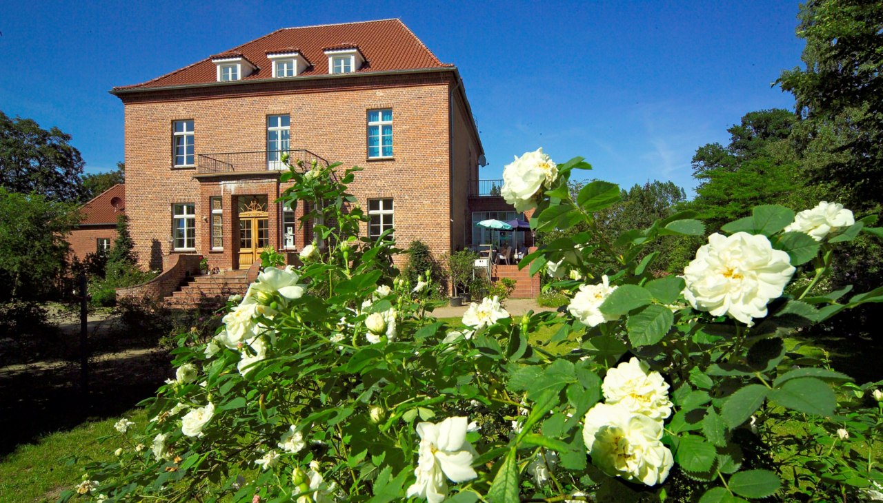 Landhuis en rozenpark in Mecklenburg ParkLand, © Gutshaus Gottin Landhuis en rozenpark in Mecklenburg ParkLand, © Gutshaus Gottin