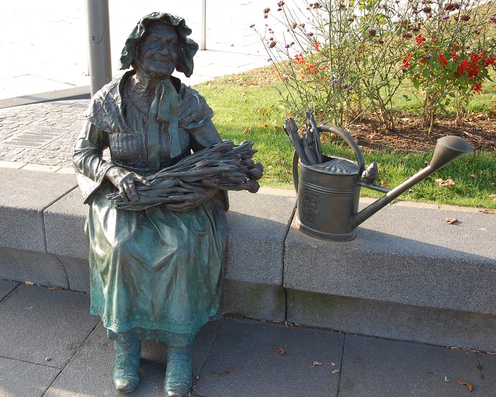 In ihrer Rehnaer Tracht schaut Bertha Klingberg &uuml;ber den nach ihr benannten Platz. // &copy; Gabriele Skorupski