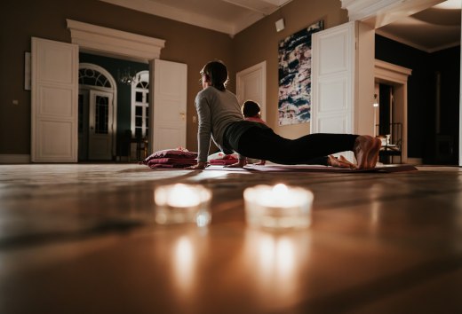 Yoga in der entspannten Atmosphäre des Gutshauses Pohnstorf – Ruhe und Achtsamkeit im Einklang mit historischem Ambiente und gemütlichem Kerzenlicht. // © 1000seen.de Yoga in der entspannten Atmosphäre des Gutshauses Pohnstorf – Ruhe und Achtsamkeit im Einklang mit historischem Ambiente und gemütlichem Kerzenlicht.